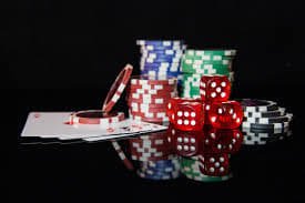 Pemain menikmati sportsbook dan slot online di perangkat mobile